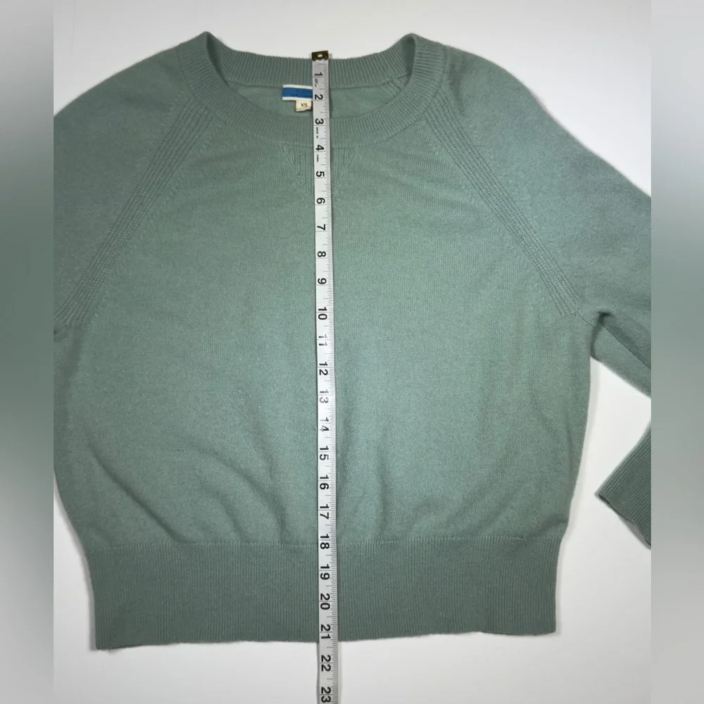 J. Crew Green Crew Neck Sweater 100 % CASHMERE 💚🪾
